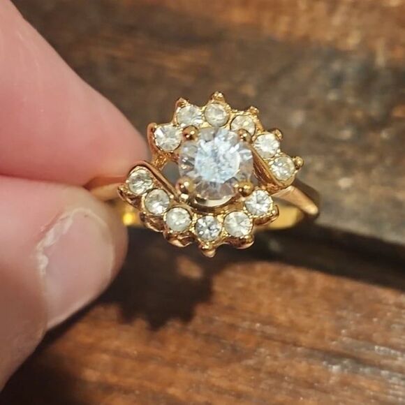 14 K gold- plated cubic wedding/ engagement zirconia ring in size 8 NWT Classic - Picture 6 of 10